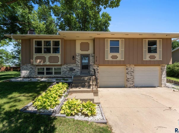 316 S Norbeck St, Vermillion, SD 57069