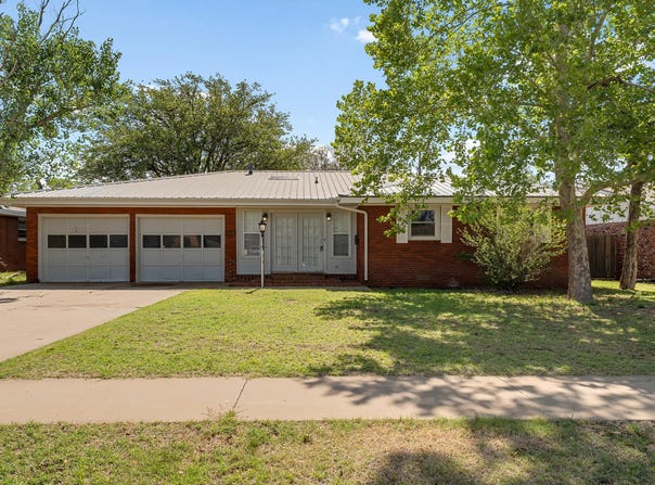 1204 Ennis Street, Plainview, TX 79072