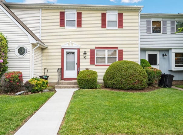 7 Merrimac Ct, Coram, NY 11727