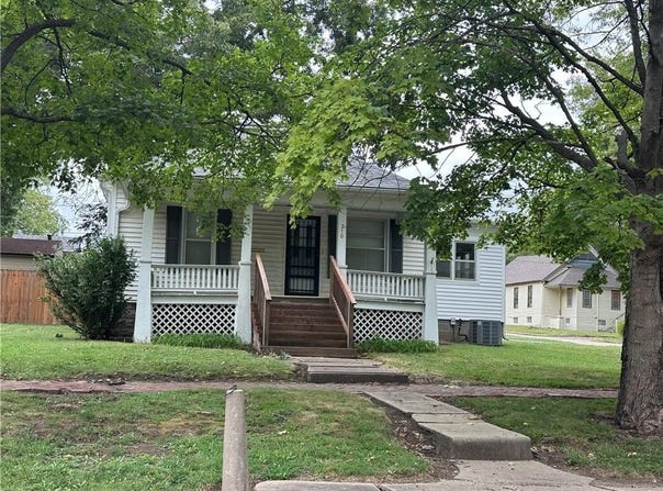 210 E Shawnee Street, Paola, KS 66071
