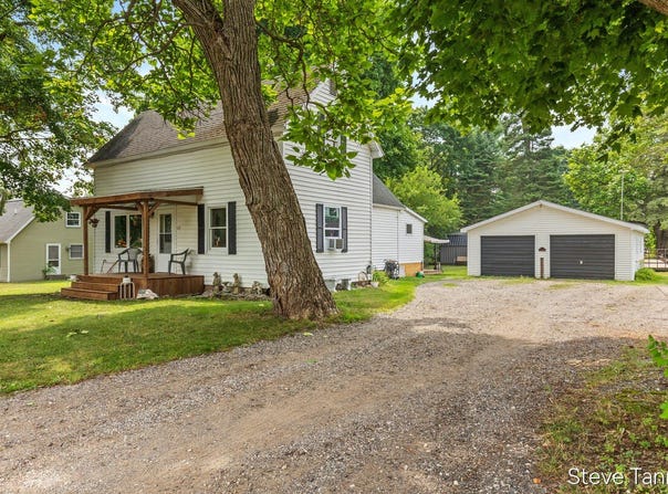 117 W Pine Street, Edmore, MI 48829
