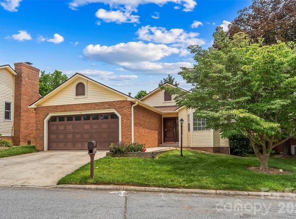 137 Exeter Court, Hendersonville, NC 28791