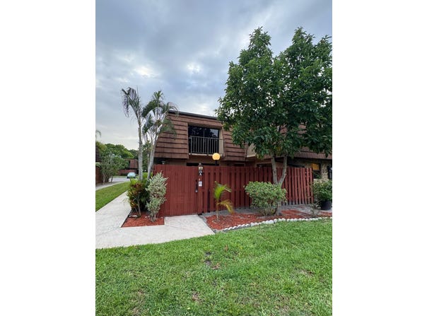 1458 N Lawnwood Circle, Fort Pierce, FL 34950