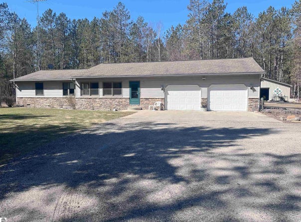 2168 S Lorenz Road, Tawas City, MI 48763