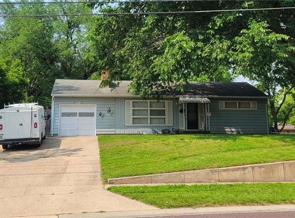 8218 W 87th Street, Overland Park, KS 66212