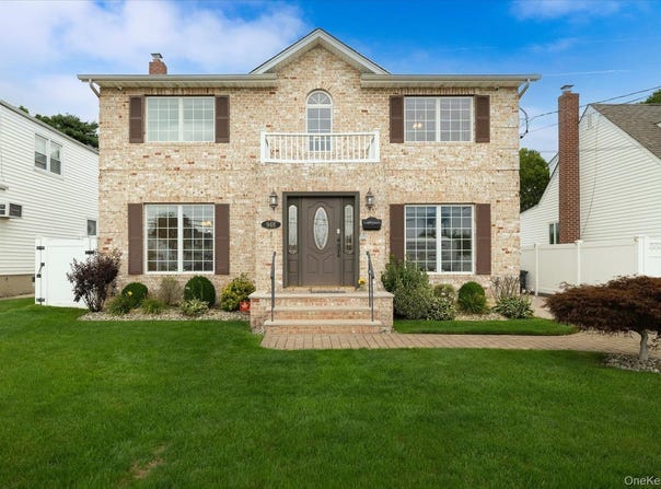948 Cathedral Avenue, Franklin Square, NY 11010