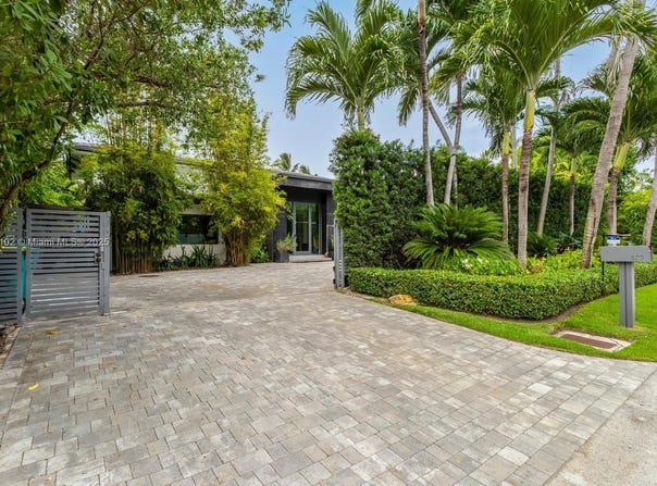 635 Curtiswood Dr, Key Biscayne, FL 33149