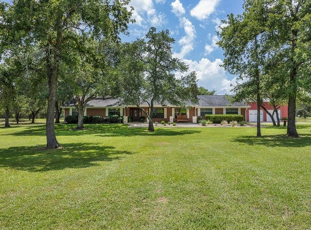 3135 Forest Hill East Road, La Grange, TX 78945