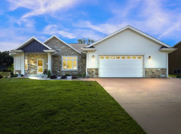 1395 American Eagle Dr, Slinger, WI 53086