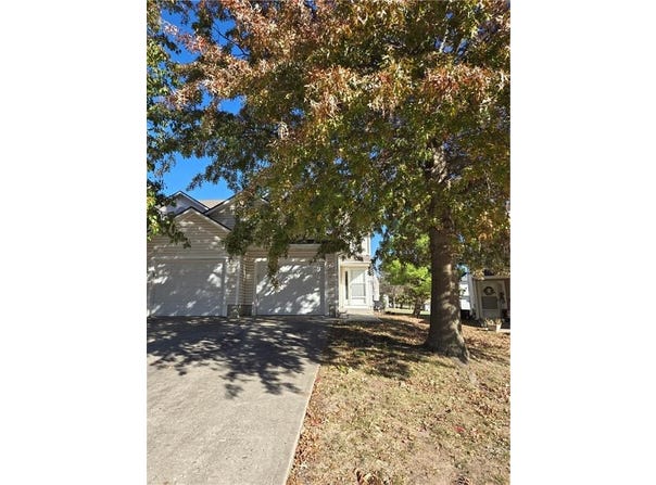 1327 SE Broadway Circle, Lee's Summit, MO 64081
