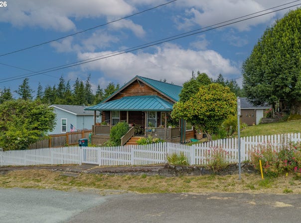 131 BENDER St, MyrtlePoint, OR 97458