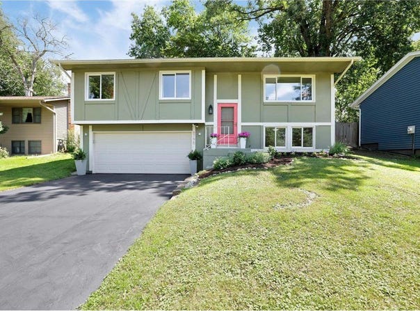 6795 Woodhill Trail, Eden Prairie, MN 55346