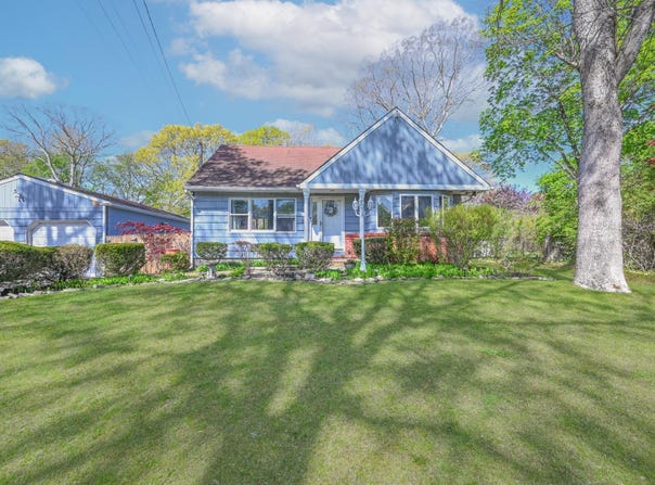 86 Abinet Ct, Selden, NY 11784