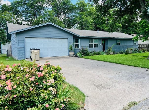 306 Sunset Drive, Comanche, TX 76442