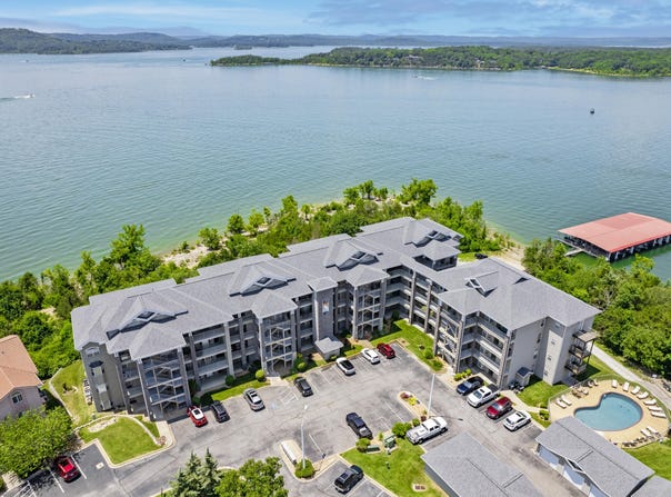 680 Emerald Pointe Drive, Hollister, MO 65672