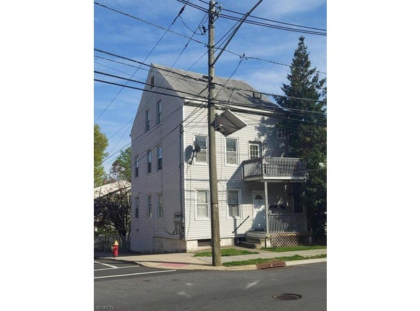 215 Valley Rd, Clifton City, NJ 07013-1146