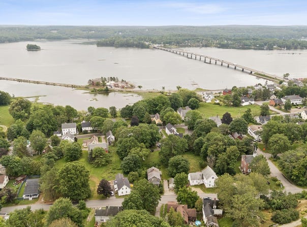 27 Hodge Street, Wiscasset, ME 04578