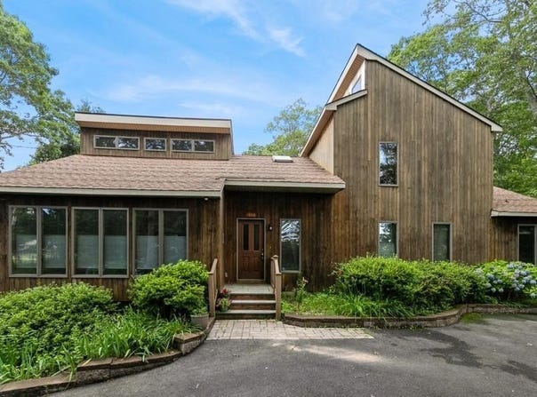 1572 Middle Road, Calverton, NY 11933