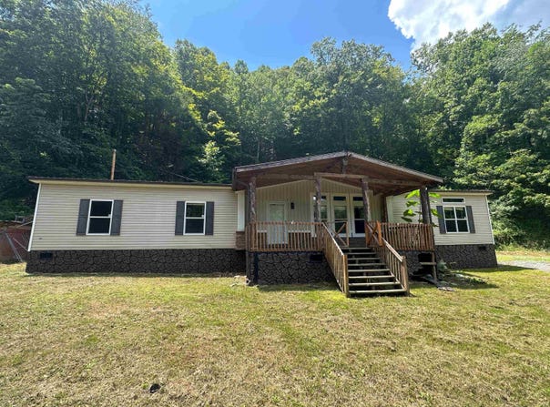 17 Ambrosia Lane, Iaeger, WV 24844
