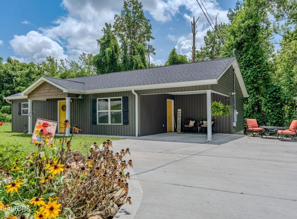 105 Wealdwood Drive, Clinton, TN 37716