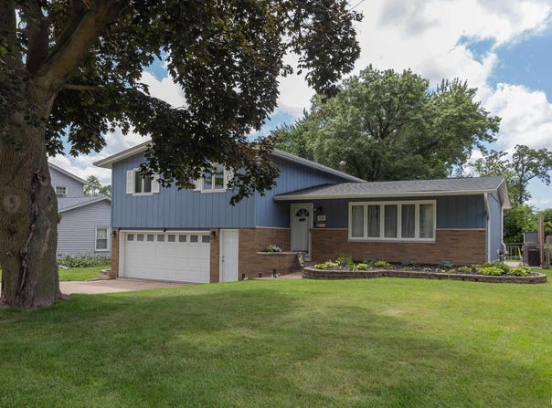 922 19TH Street, Bettendorf, IA 52722