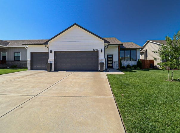 1209 E Prairie Hill Ct, Park City, KS 67219