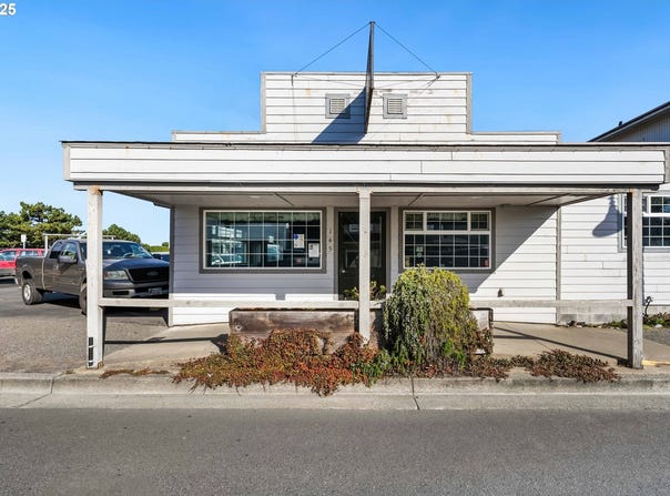 145 2ND St, Bandon, OR 97411