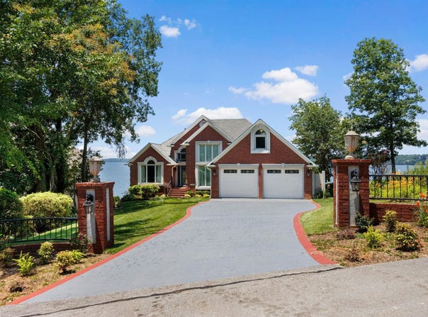 521 Wilson Lake Dr, Muscle Shoals, AL 35661