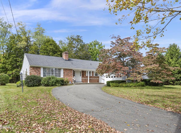 8 Clydesdale Dr, Pittsfield, MA 01201