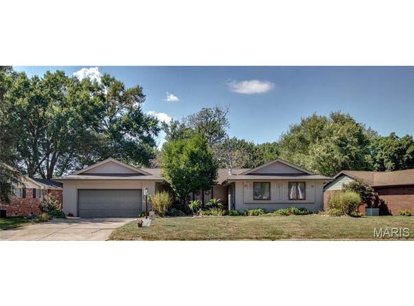 5400 Dixon Drive, Godfrey, IL 62035