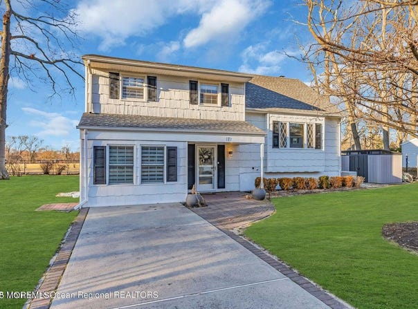 17 Roslyn Drive, Oakhurst, NJ 07755