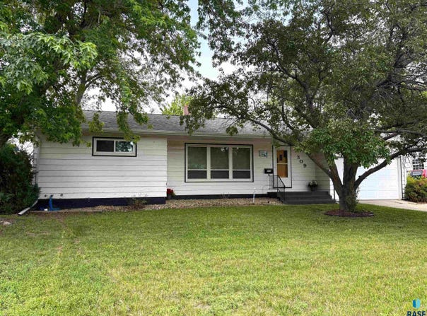 309 E 8th St, Miller, SD 57362