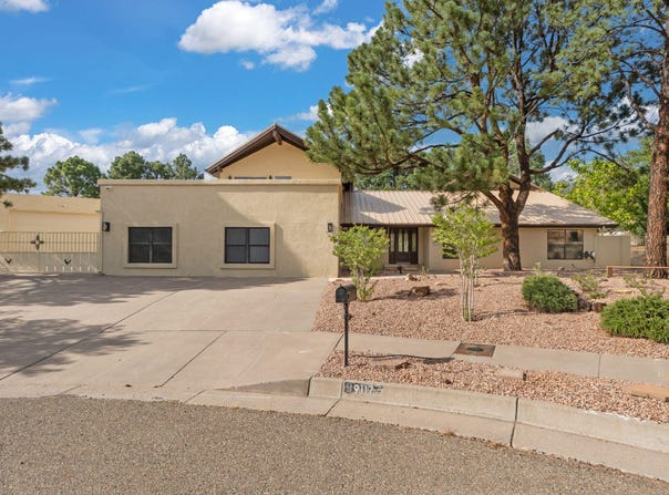 9117 Luna Del Oro Road NE, Albuquerque, NM 87111