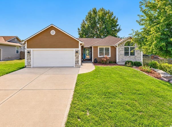 1742 Finch Drive, Tonganoxie, KS 66086