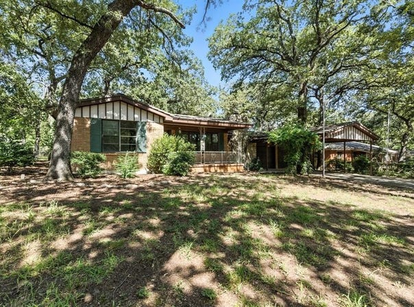 921 Red Bud Drive, Azle, TX 76020