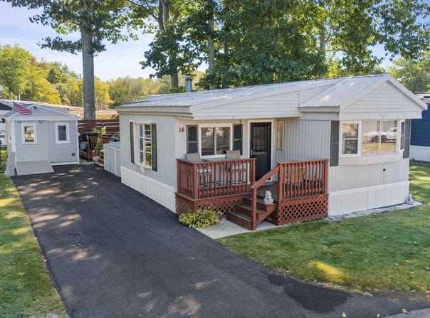 14 Hickory Avenue, North Hampton, NH 03862