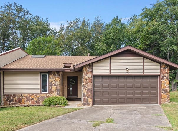 2102 E Regency Place, Springfield, MO 65804