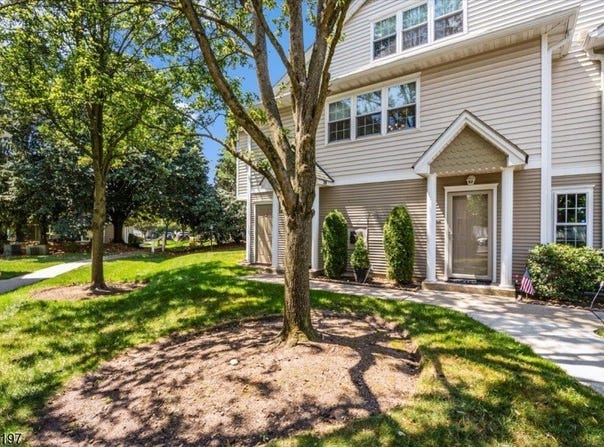 37 Mayer Dr, Clifton City, NJ 07012-1651