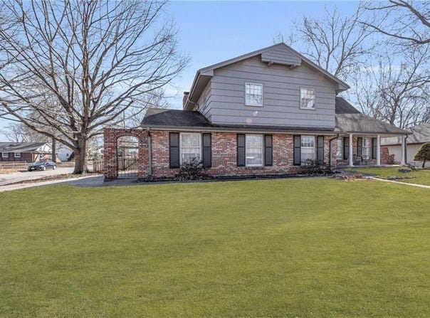 1100 SW AZURE Avenue, Blue Springs, MO 64015