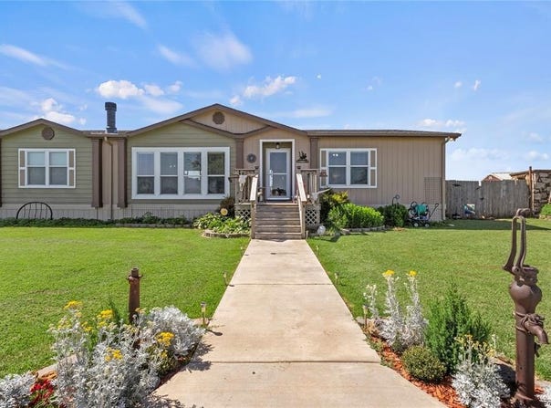 24152 E 970 Road, Weatherford, OK 73096