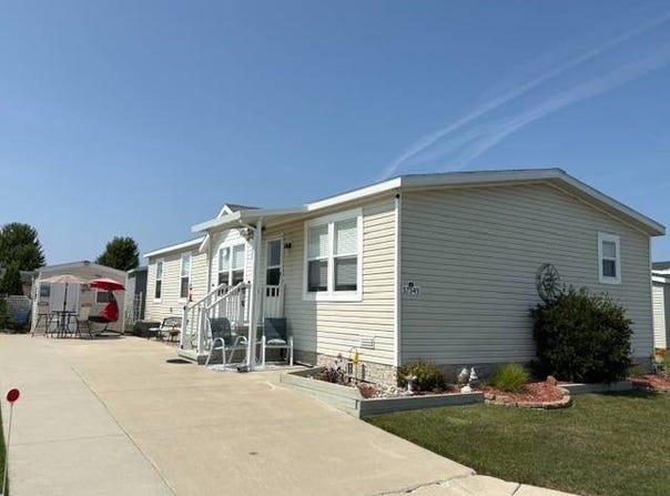 57545 Miller Ct, Lenox, MI 48048