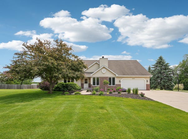 W146n6202 Wigwam Dr, Menomonee Falls, WI 53051