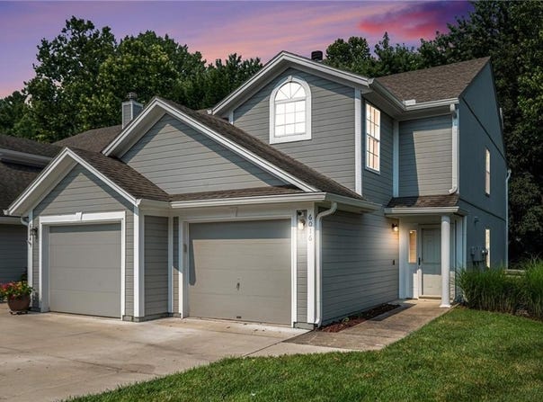 6016 NE Moonstone Drive, Lee's Summit, MO 64064