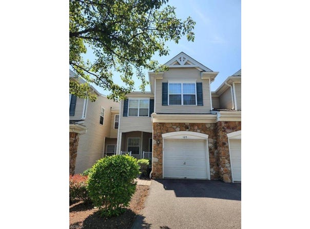 105 Wallace Ct, Green Brook Township, NJ 08812