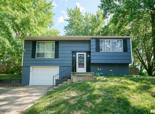 2202 BROOKDALE Lane, Pekin, IL 61554