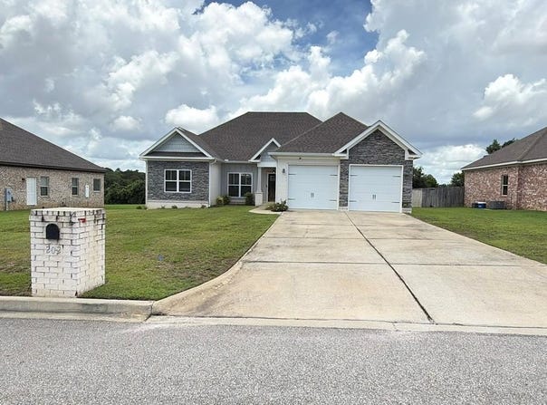202 Cabrio Way, Headland, AL 36345