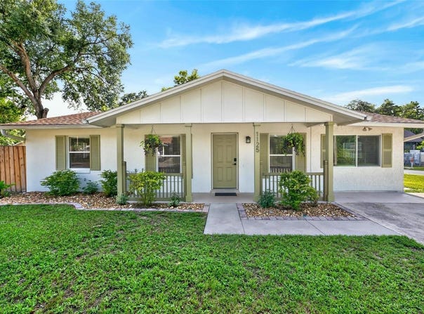 1125 N TREMAIN Street, MOUNT DORA, FL 32757