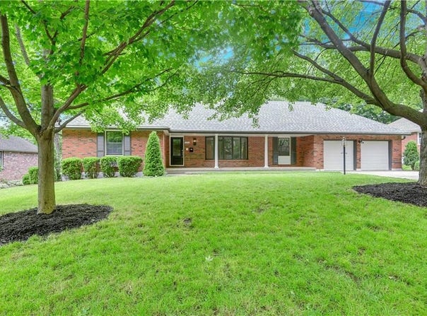 208 Oxford Lane, Lee's Summit, MO 64063
