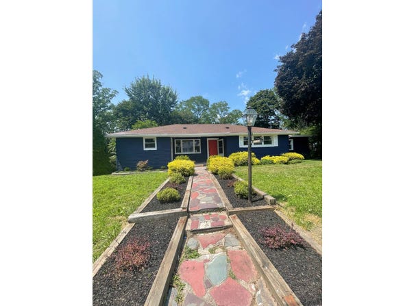14 Windsor Dr, New Windsor, NY 12553