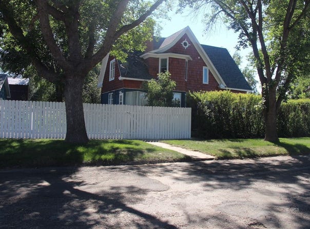 820 N Meade Ave, Glendive, MT 59330